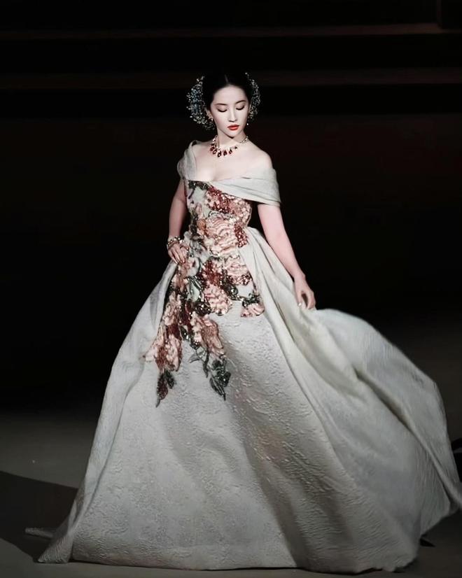 楚曦抢C位评论区被骂在剧组被大咖打脸ky开元棋牌杨幂刘亦菲因