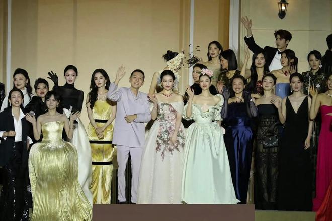 楚曦抢C位评论区被骂在剧组被大咖打脸ky开元棋牌杨幂刘亦菲因此不和！钟(图3)