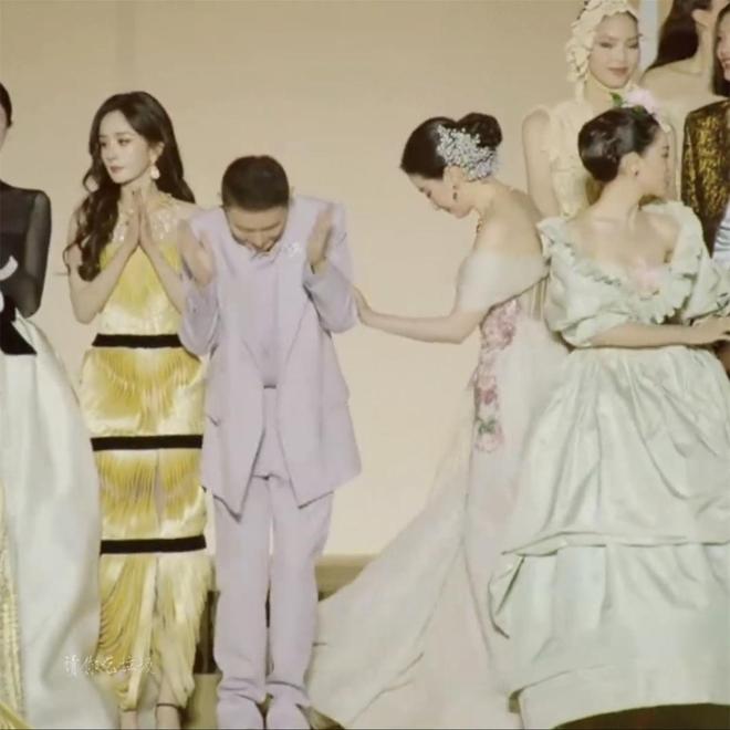 楚曦抢C位评论区被骂在剧组被大咖打脸ky开元棋牌杨幂刘亦菲因此不和！钟(图8)